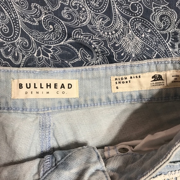 Bullhead Jean shorts cute design on front - Picture 2 of 3